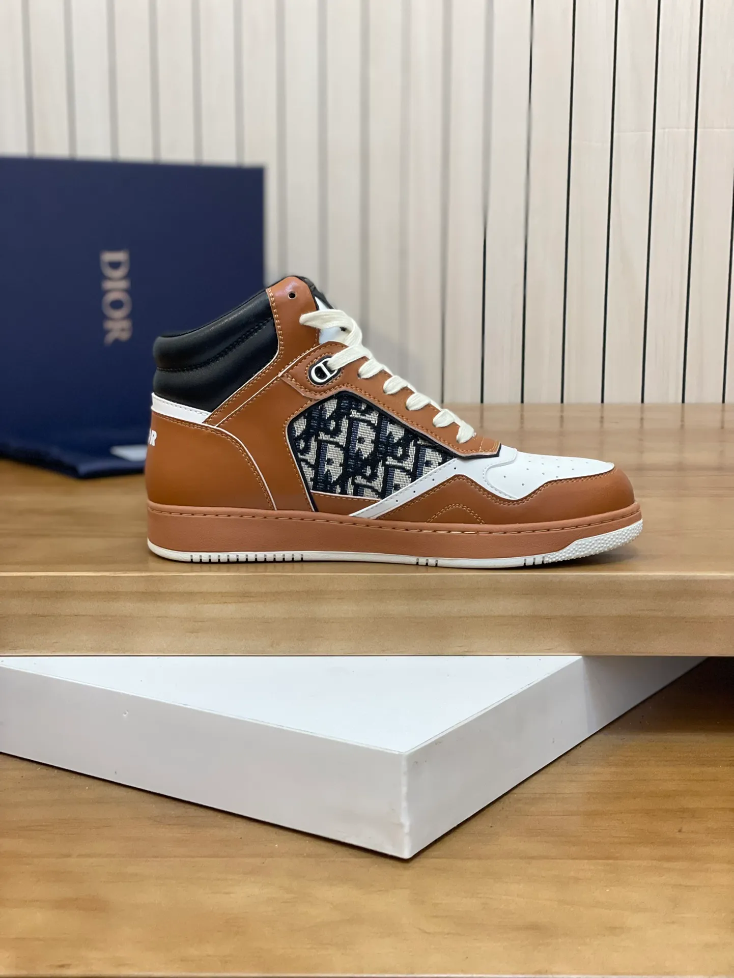 Men's shoes: 💰P460¥ Product trademark: Dior* "Dior*" high-top casual shoes Regular size: 38-44 (can be customized to 45.46) Product materials: Upper imported cowhide stitched with original fabric, breathable lining, original outsole. Number: 1006